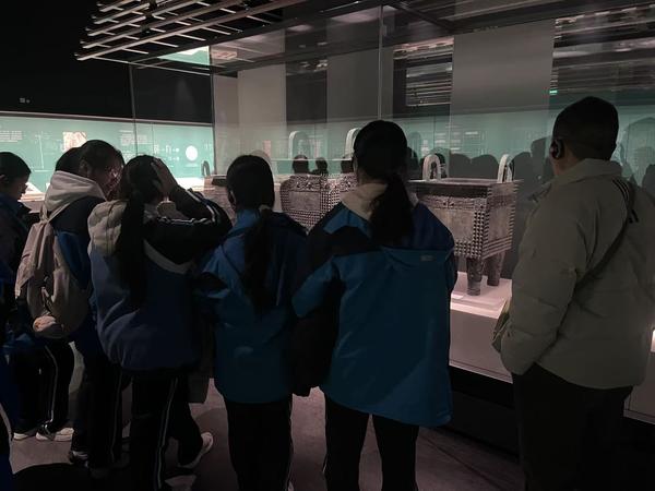 参观镇馆之宝杜岭一号方鼎