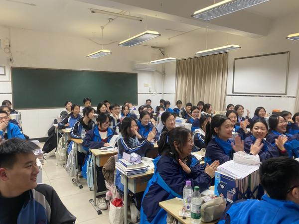 2.高二年级：学生积极互动