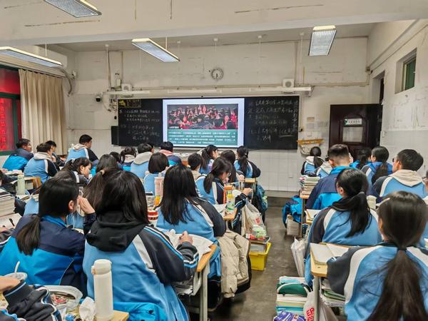 3.高三年级学生认真听课