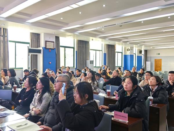 4老师们认真听讲座