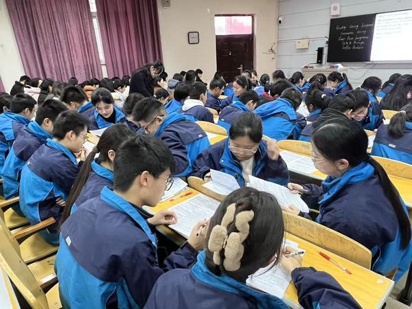 3同学们认真讨论