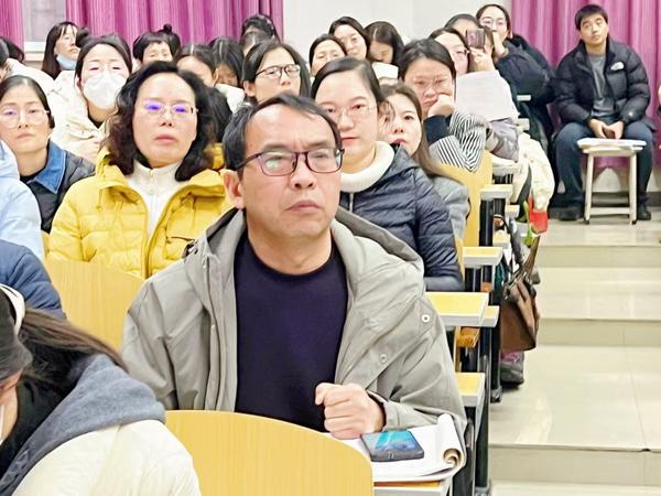 6老师们认真听讲