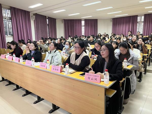 7老师们认真听讲