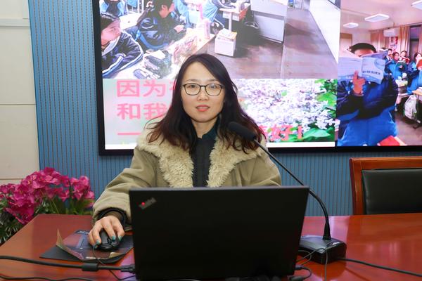 6班主任赫君老师发言