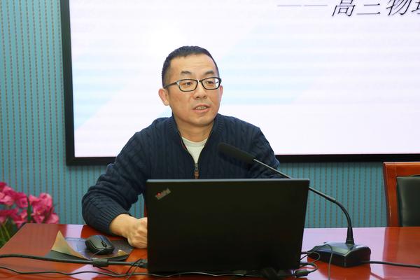 10物理备课组长黄敬老师发言