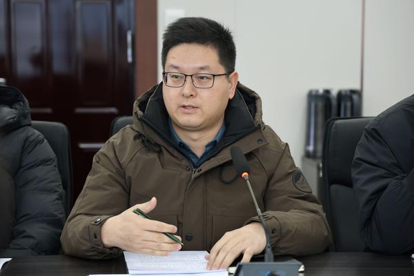 1政教处主任吴祥辉主持会议