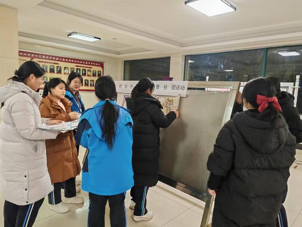 时政社学生布置展览