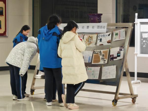 同学们驻足观看