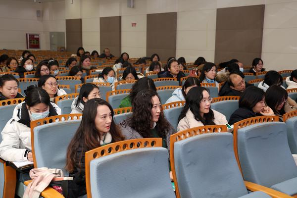 老师们认真听讲 (5)