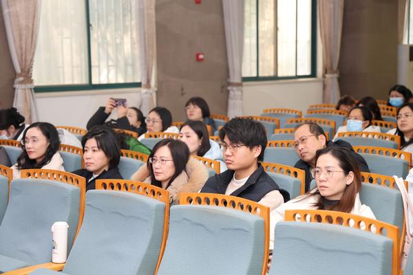 老师们认真听讲