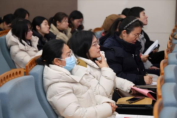 老师们认真听讲 (4)