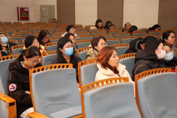 老师们认真听讲 (3)