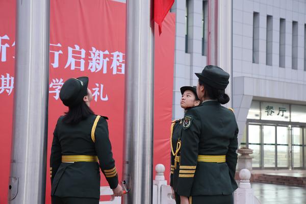 女子国旗班担任升旗任务