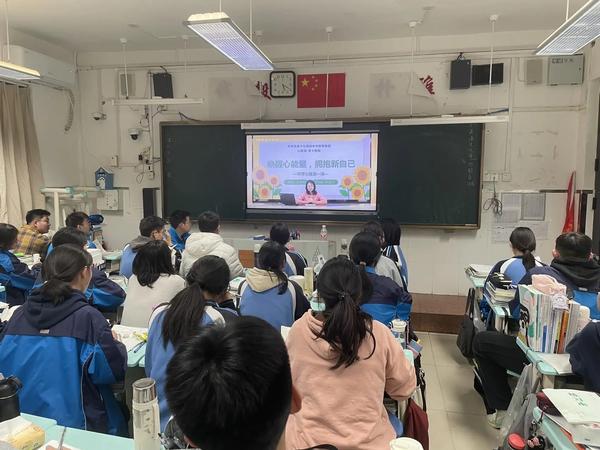 学生认真听课 学生认真听课