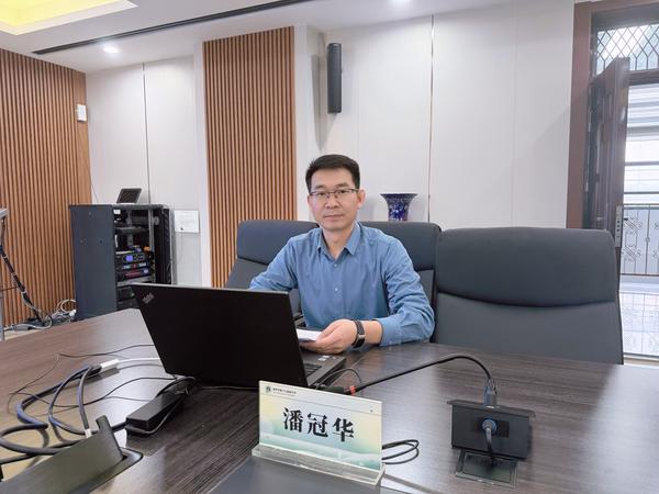 1办公室主任潘冠华发表讲话 1办公室主任潘冠华发表讲话